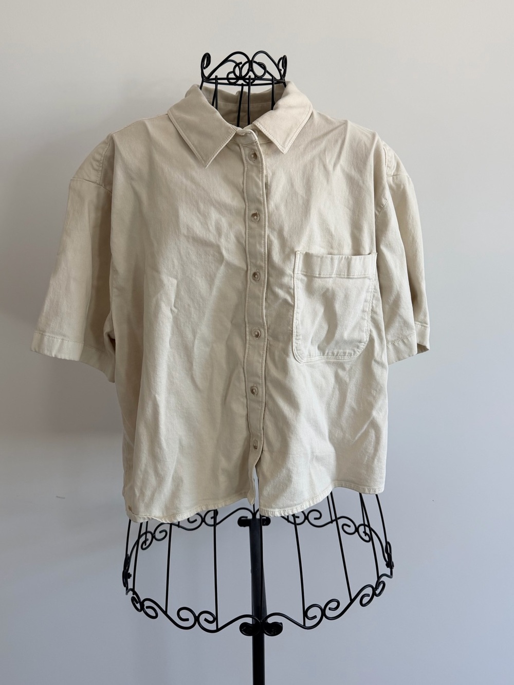 Treasure & Bond Short-Sleeve Button-Down Shirt in Cream